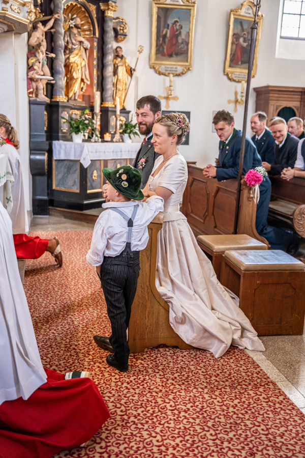 Hochzeitsreportage im Bayerischen Voralpenland Kirche Brautpaar