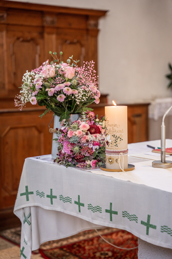 Hochzeitsreportage im Bayerischen Voralpenland Kirche Hochzeitskerze