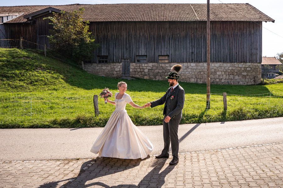 Hochzeitsreportage im Bayerischen Voralpenland Brautpaar Hochzeitstanz