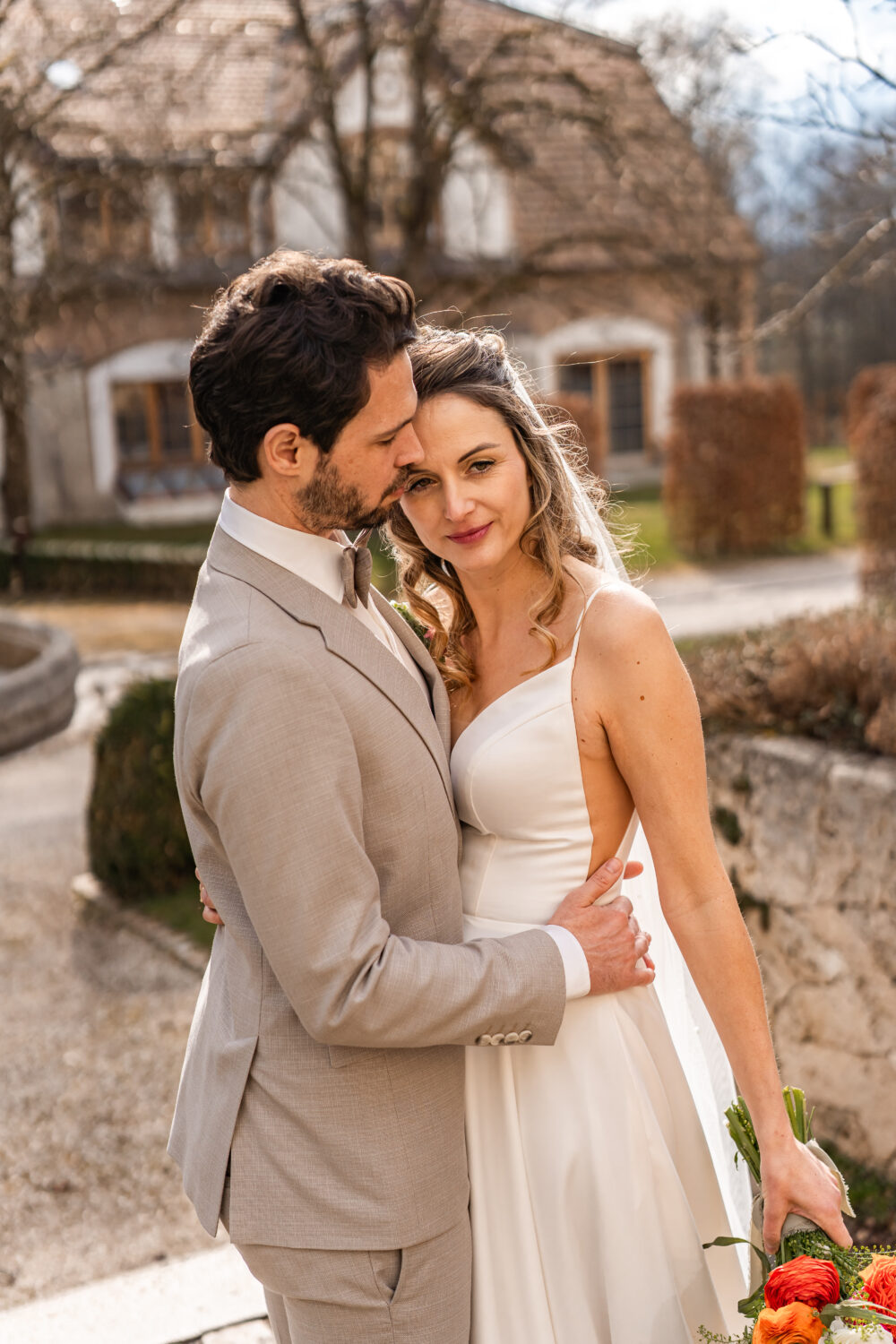 Paarshooting im Außenbereich des Galanthus Piusheim – Brautpaar am historischen Brunnen – Hochzeitsfotografin Maria Huber Rosenheim