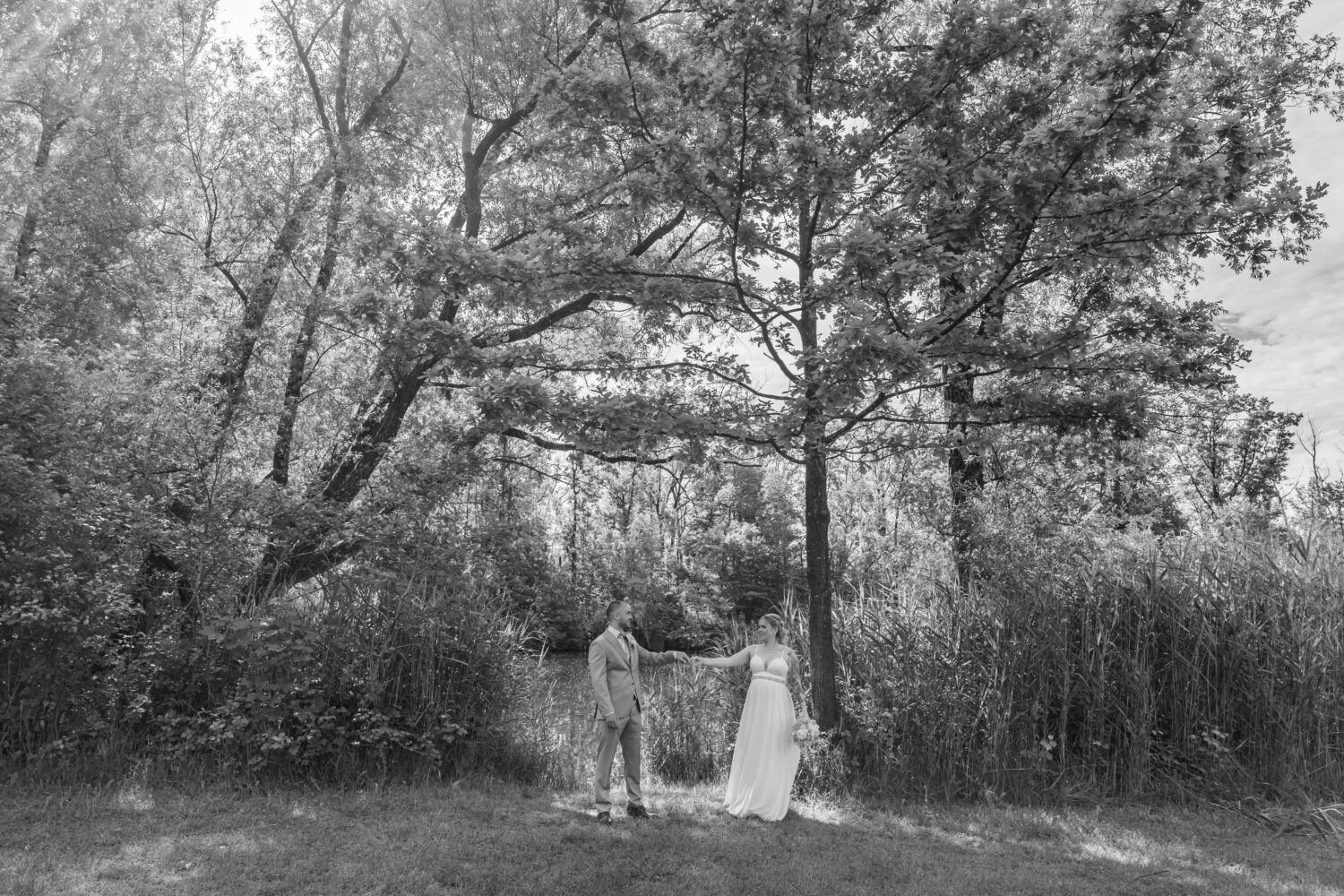 Brautpaar am See in der Natur – schwarzweiß – Hochzeitsfotografie Maria Huber