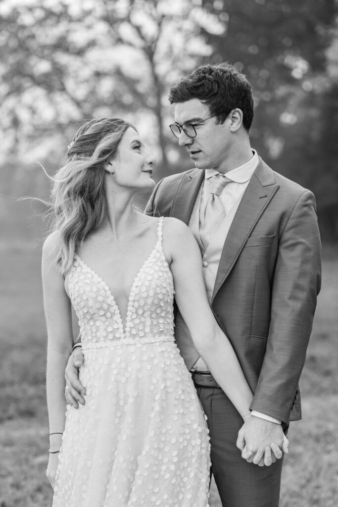 Emotionales Brautpaar-Portrait in der Natur beim Hofgut zur Mühle – schwarzweiß – Hochzeitsfotografin Maria Huber Rosenheim
