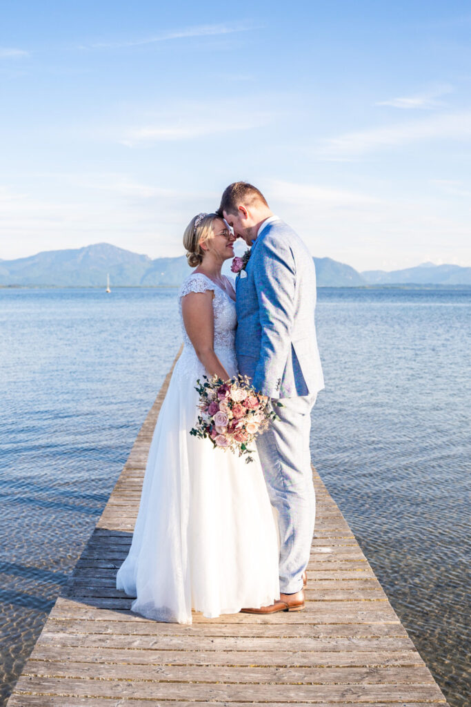 Brautpaar auf dem Steg am Chiemsee – Hochzeitsfotografin Maria Huber