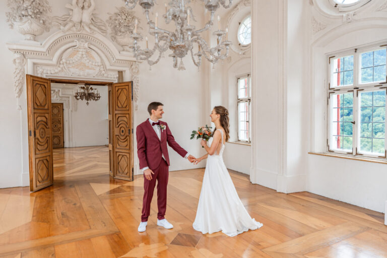 Brautpaar in historischem Saal im Schloss Hohenaschau – Paarshooting zur standesamtlichen Hochzeit im Preysingsaal