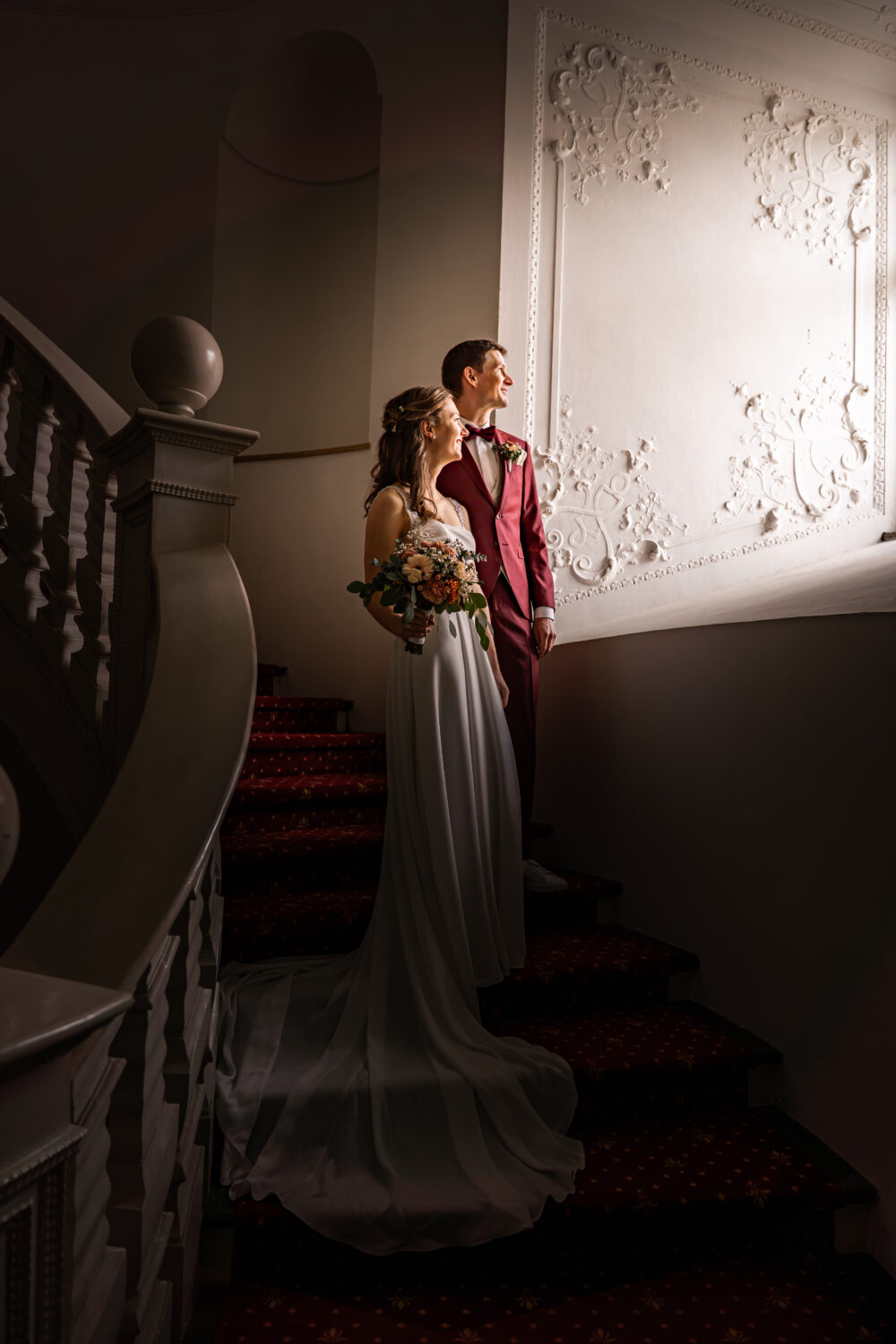 Brautpaar auf der historischen Treppe in Schloss Hohenaschau – Paarshooting zur standesamtlichen Hochzeit im Preysingsaal