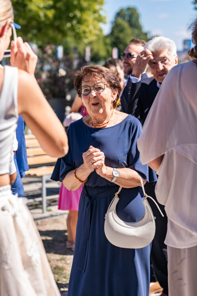 Hochzeitsgäste lachen und gratulieren bei standesamtlicher Trauung am Chiemsee