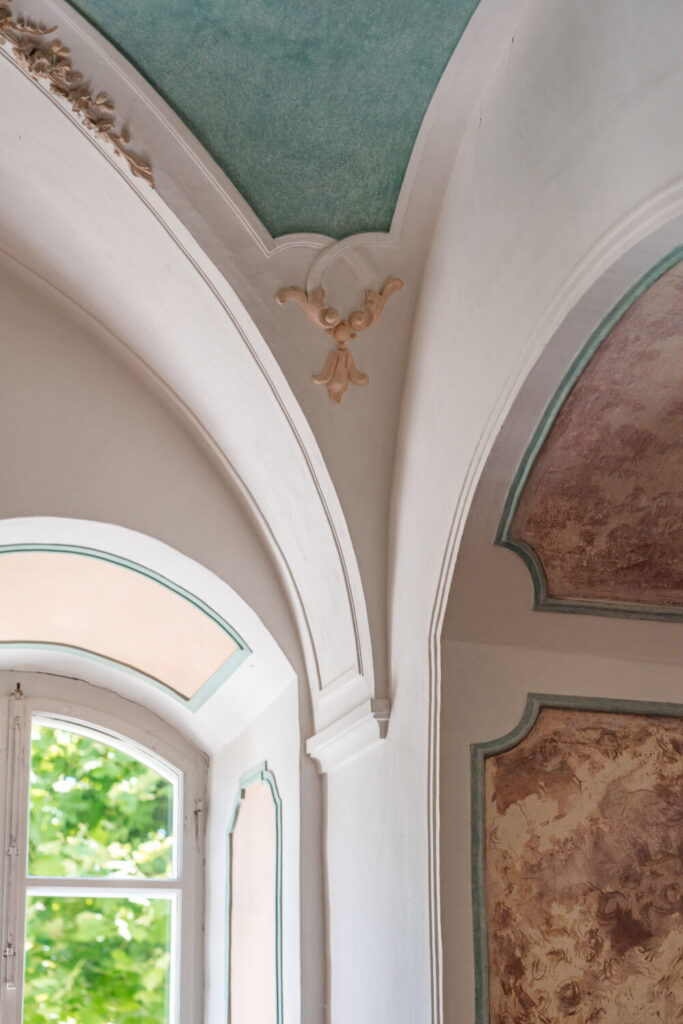 Historischer Torbogen mit Fresken und Fenster in der Trauungslocation am Chiemsee auf der Herreninsel
